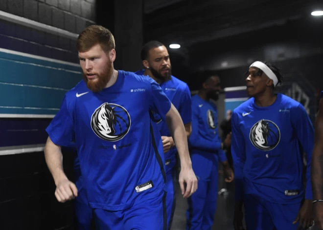 "Mavericks" bez Bertāna palīdzības piekāpjas "76ers" un attālinās no "play-in" zonas