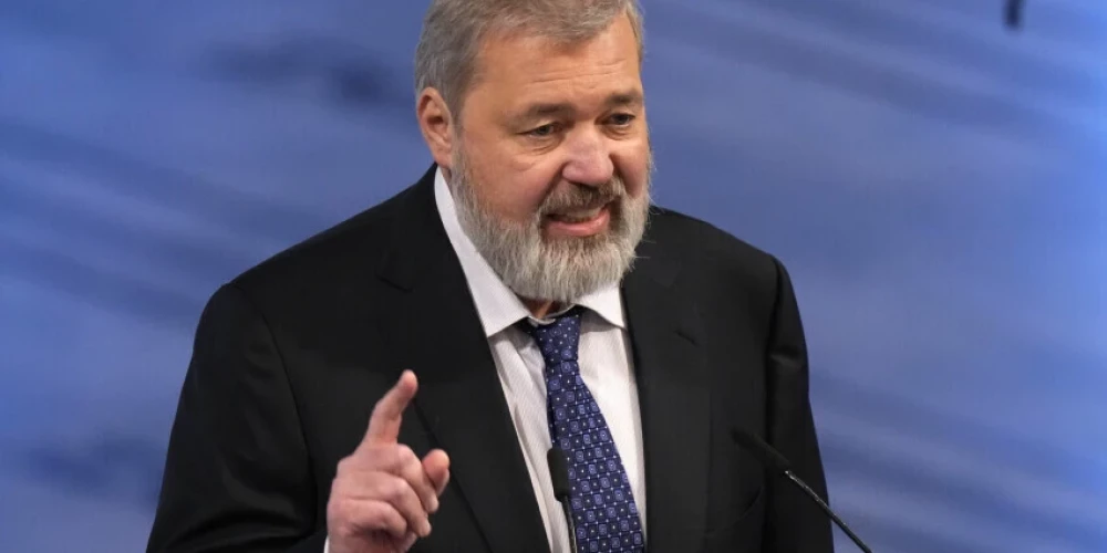 Dmitrijs Andrejevičs Muratovs ir krievu žurnālists, televīzijas raidījumu vadītājs un Krievijas laikraksta Novaja Gazeta galvenais redaktors. Viņam 2021. gada Nobela Miera prēmija tika piešķirta kopā ar Mariju Resu par "viņu centieniem aizsargāt vārda brīvību, kas ir demokrātijas un ilgstoša miera priekšnoteikums". Muratovs 1993. gadā kopā ar vairākiem citiem žurnālistiem nodibināja demokrātiju atbalstošu laikrakstu Novaja Gazeta. Viņš bija laikraksta galvenais redaktors no 1995. līdz 2017. gadam un atkārtoti ieņēma amatu 2019. gadā. Laikraksts ir pazīstams ar saviem ziņojumiem par tādām jutīgām tēmām kā valdības korupcija, cilvēktiesību pārkāpumi, vēlēšanu krāpšana, policijas vardarbība, un cita veida ļaunprātīga varas izmantošana.