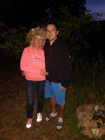 Rihards Katens no darba Vācijā atgriezās ar lielām cerībām dzīvei dzimtenā kopā ar saviem mīļajiem, bet liktenis tam pāri pārvilka lielu melnu krustu.