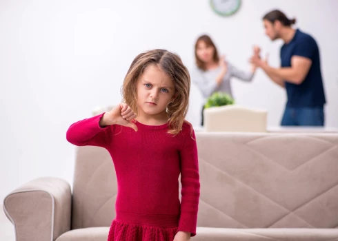 Absurdā tiesvedības sistēma novedusi pie tiesas sprieduma, ka nevis tēvs – alimentu nemaksātājs kļuvis par parādnieku, bet gan tā, ka mātei jāmaksā uzturlīdzekļu nemaksātājam par to, ka viņš nerūpējas par savām atvasēm.