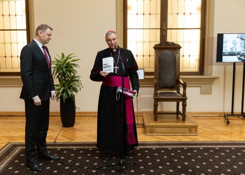 Saeimas priekšsēdētājs Edvards Smiltēns, Romas katoļu baznīcas Rīgas arhibīskaps metropolīts Zbigņevs Stankevičs un vēsturiskais krēsls.