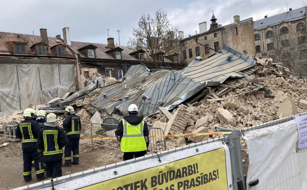 FOTO un VIDEO: Rīgas centrā sagruvusi piecstāvu ēka; ziņu par cietušajiem nav