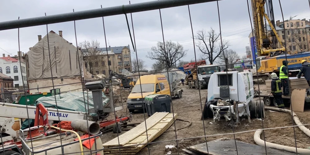 Rīgas centrā sagruvusi piecstāvu ēka.