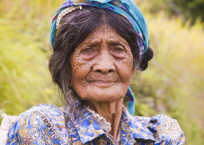 На обложку филиппинского Vogue попала старейшая в мире татуировщица