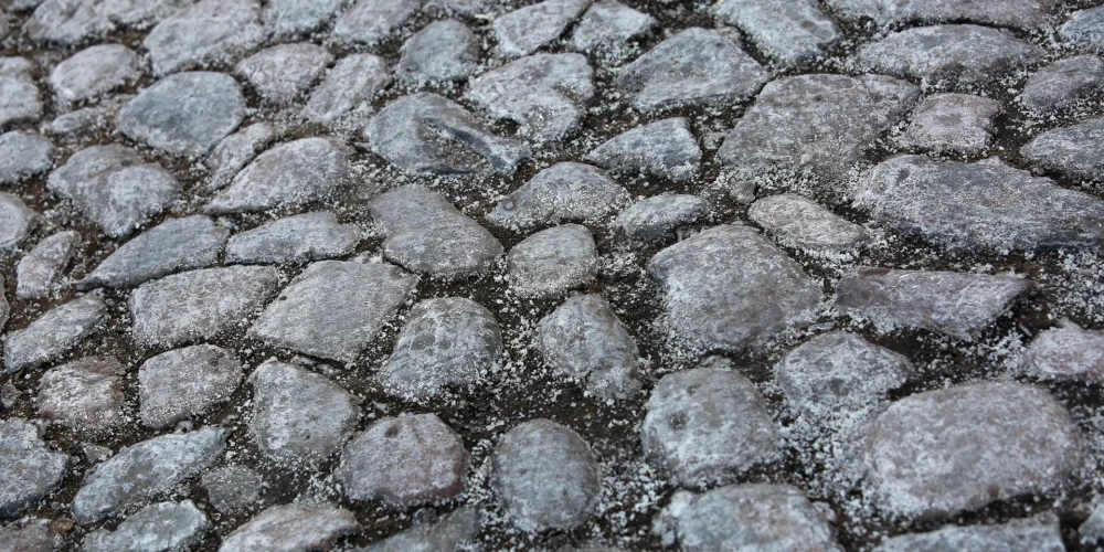 С помощью спецтранспорта мусоровоз был освобожден и доставлен в сервисный центр.