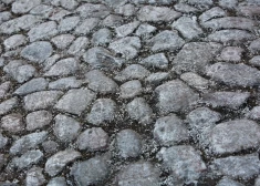 С помощью спецтранспорта мусоровоз был освобожден и доставлен в сервисный центр.