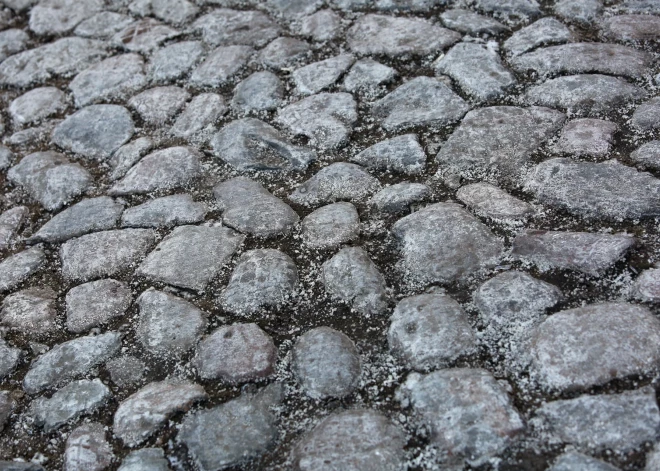 Под мусоровозом в Старой Риге провалилась брусчатка