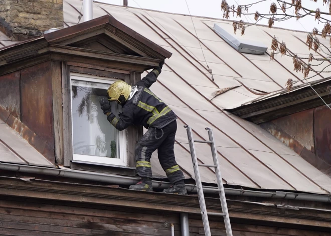 Aizliegts ekspluatēt daļu no ēkas, kas atrodas blakus Rīgas centrā sagruvušajam namam