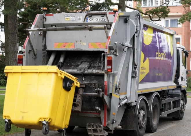 Vecrīgas bruģī ielūzis "CleanR" atkritumvedējs