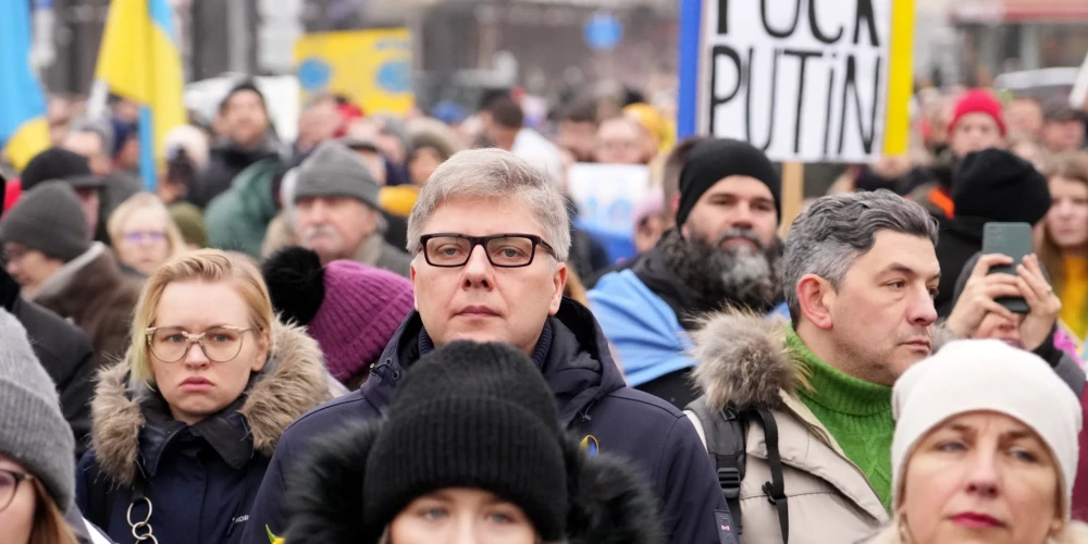 Nilam Ušakovam beidzot "atvērušās acis"? Viņš piedalās Ukrainas atbalsta mītiņā ar Putinu zaimojošu plakātu aiz muguras