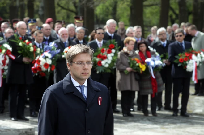 Ar sarkanbaltsarkano lentīti pie krūts Brāļu kapos 8. maijā.