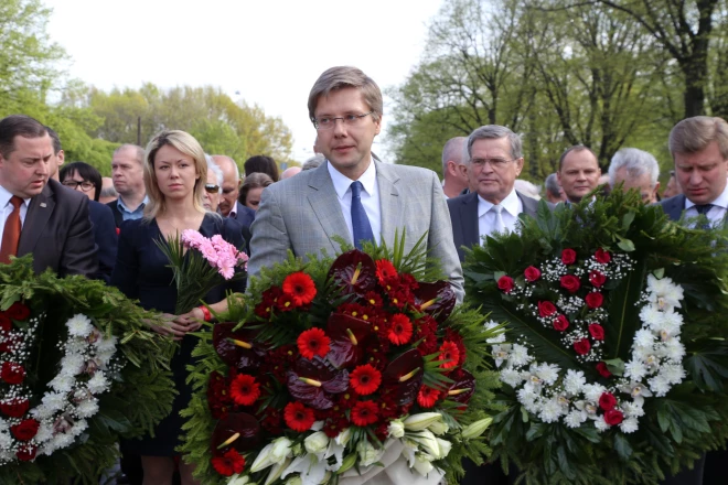 Bez Latvijas simbolikas 9. maijā pie Uzvaras pieminekļa.