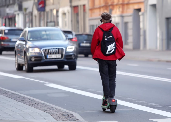 Ceturtdien ceļu satiksmes negadījumos cietuši trīs gājēji un divi elektrisko skrejriteņu vadītāji