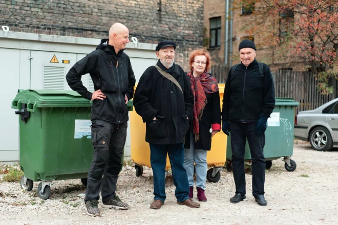 Somu atdzejotāja ar saviem draugiem Jāni Ķirpīti (pa kreisi), Juri Zvirgzdiņu un vīru Sepo.