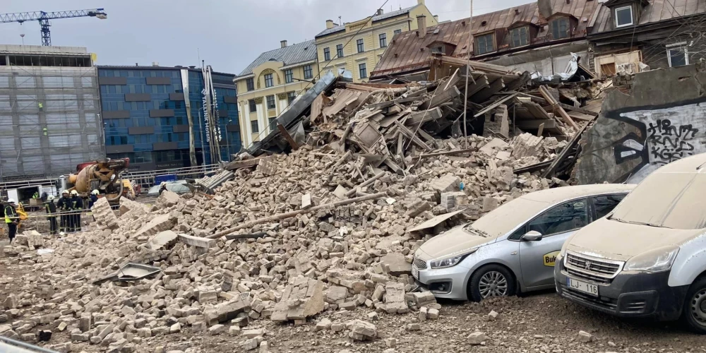 Par Rīgas centrā sabrukušo ēku policija vērtēs, vai nav pārkāpti celtniecības noteikumi