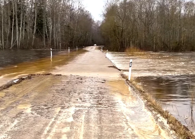 VIDEO: Latgalē applūduši un slēgti astoņi autoceļu posmi