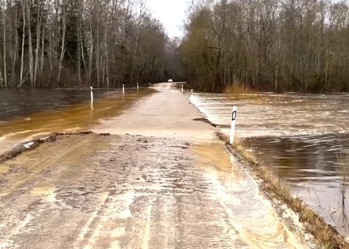 ВИДЕО: дороги в Латгале ушли под воду