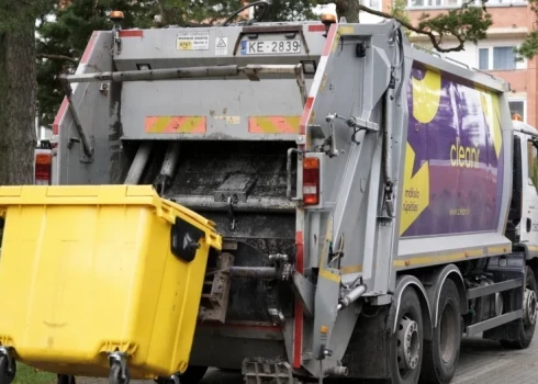 Во вторник в Старой Риге под мусоровозом CleanR провалилась брусчатка. (Фото: LETA)