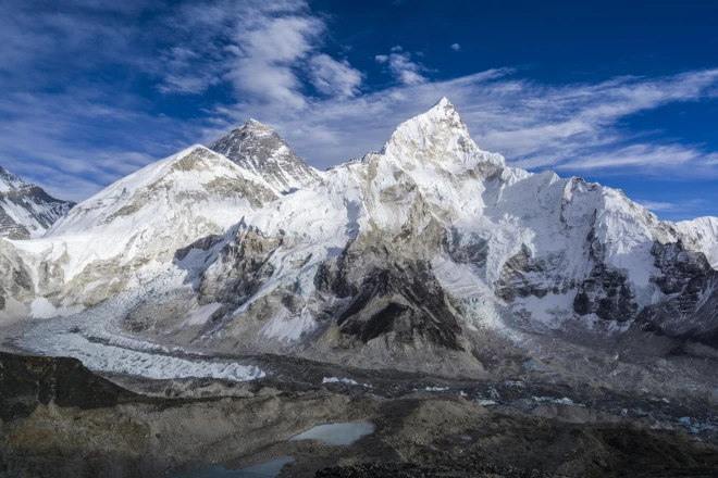 Pulksten 15.15 pasaules augstākajā virsotnē Everestā jeb Džomolungmā Teodors Ķirsis un Imants Zauls paceļ Latvijas karogu. Ir 1995. gada 14. maijs.