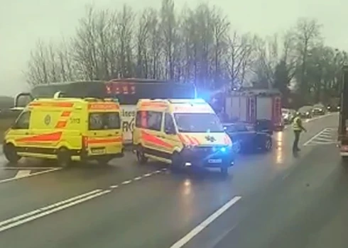ВИДЕО: на шоссе Бауска - Рига произошло ДТП с участием автобуса Eurolines