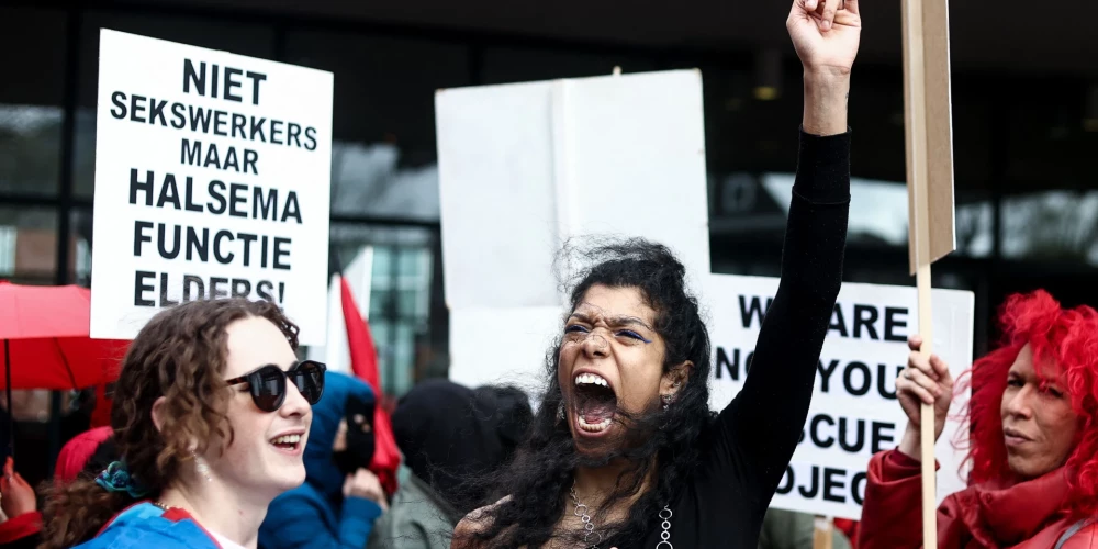 Amsterdamas "naktstauriņi" protestē pret skaļo britu tūristu aizbiedēšanas plānu