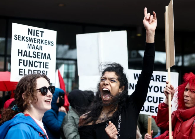 Amsterdamas "naktstauriņi" protestē pret skaļo britu tūristu aizbiedēšanas plānu