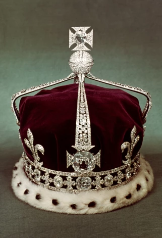 Karalienes Mērijas kronis ar “Koh-i-Noor” briljantu. 2002. gadā, kad mūžībā devās Karaliene Māte, kronis ar bezgala vērtīgo dārgakmeni bija likts uz viņas šķirsta. Izskanējusi informācija, ka kronēšanas ceremonijā arī karalienei konsortei Kamillai galvā liks šo karalienes Mērijas kroni, taču to negreznos “Koh-i-Noor” briljants.