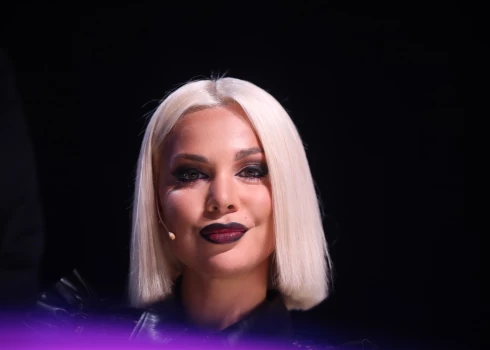 Samanta Tīna šajā pavasarī šovā "Balss maskā" atkal ir viena no ekspertēm un ik raidījumu priecē ar savu krāšņumu un elegantajām frizūrām.