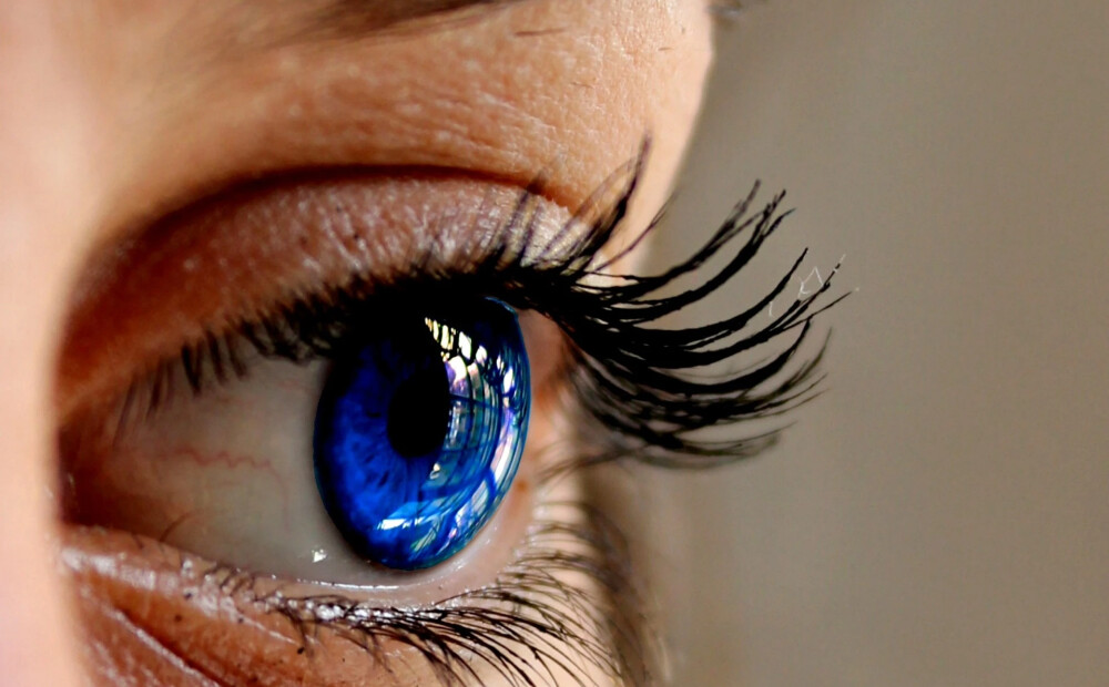 Baiss video: oftalmoloģe brīdina par skropstu pieaudzēšanas briesmīgajām sekām