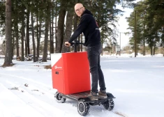 Ikšķilē radītajam skrejritenim ir divi varianti. Lielais, ko izrāda Raimonds Jurģelis, var pārvadāt 150 kilogramu kravu un pašam braucējam pieļaujams svars līdz pat 120 kilogramu. Mazā versija paredzēta tikpat dūšīgam braucējam un 50 kilogramu kravai.