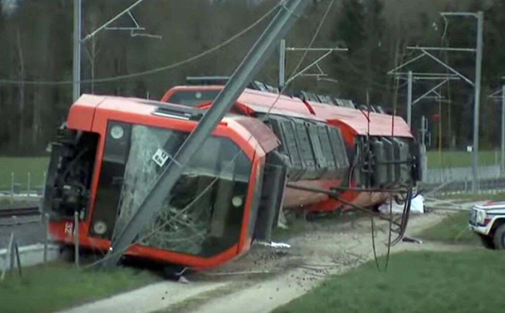 Spēcīga vēja dēļ Šveicē no sliedēm noskrien divi pasažieru vilcieni