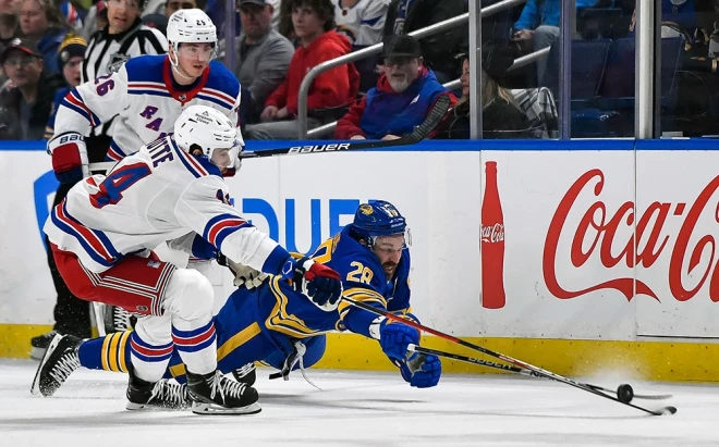 Zemgus Girgensons kritienā aizsit ripu tālāk no "Rangers" centra uzbrucēja Tailera Motes.