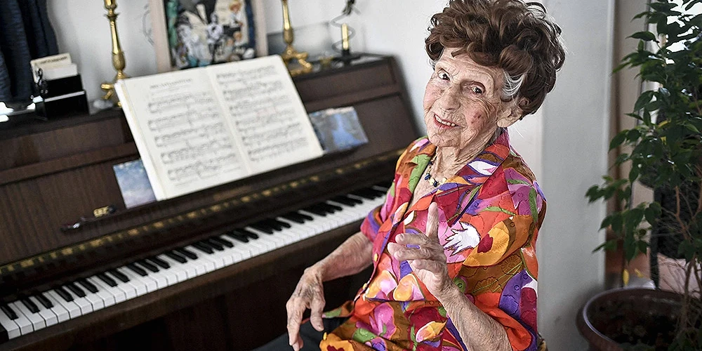Francūziete 108 gadu vecumā spēlē klavieres