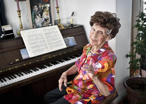 Francūziete 108 gadu vecumā spēlē klavieres