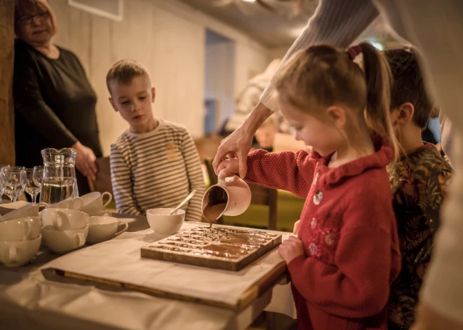 FOTO: Liepājā ģimenes, lejot šokolādes zaķus, gatavojas Lieldienām