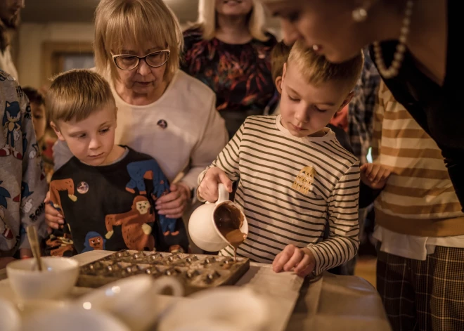Gaidot Lieldienas, Liepājas 17.–19. gs. interjera muzejā “Hoijeres kundzes viesu nams” aizvadītas pirmās radošās darbnīcas, kur ģimenēm ar bērniem bija iespēja izliet savu šokolādes Lieldienu zaķi un radoši darboties ar rokdarbiem.