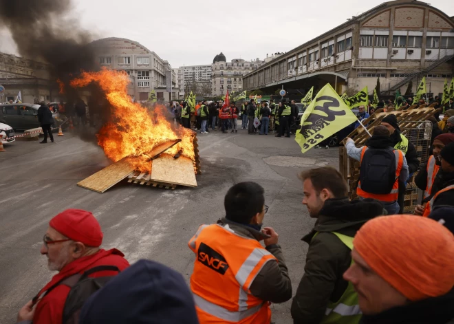 Francijā protestos ievainoti kopumā vairāk nekā 1000 policistu un ugunsdzēsēju