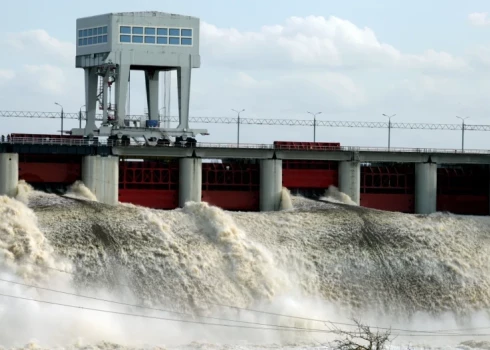 Плявиньская ГЭС открывает шлюзы. Важная информация для тех, кто хочет посмотреть на это уникальное зрелище