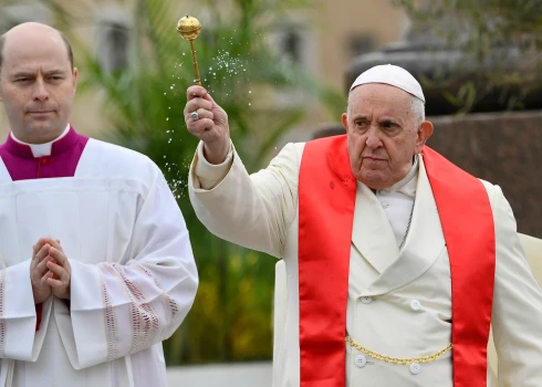 Pūpolsvētdienas misē pāvests Francisks aicina aizdomāties par sociālo atstumtību