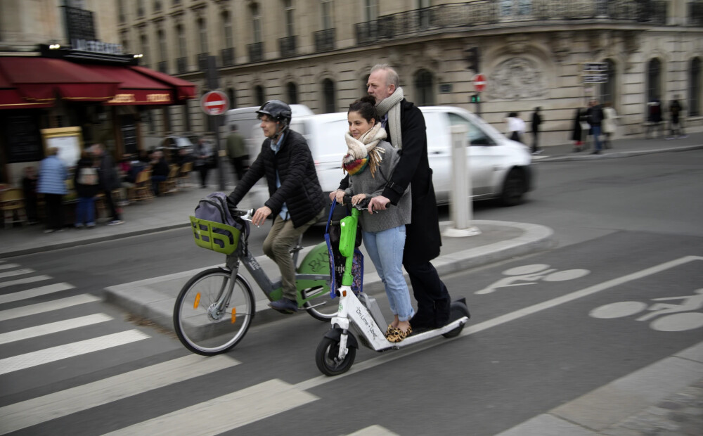 Parīzē notiek referendums par elektrisko skrejriteņu nomas aizliegumu