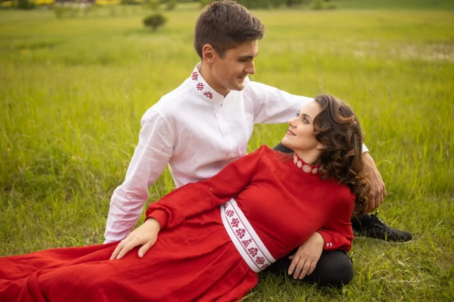 Vestards Šimkus ar mīļoto sievu Elīnu Šimkus pļavā pie mājas pašmāju zīmola "Mayra" tērpu fotosesijā.