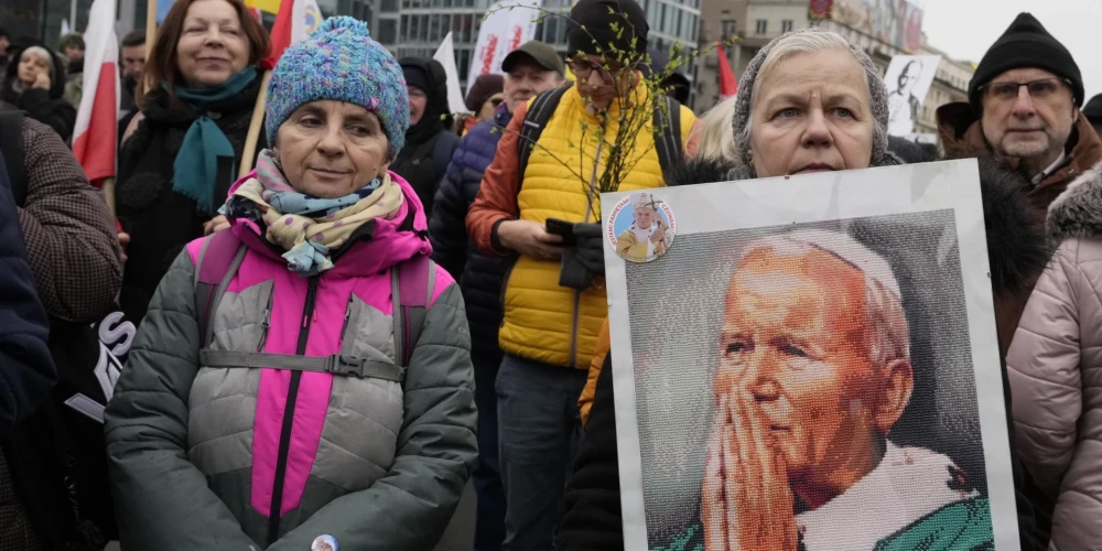 Polijā tūkstošiem cilvēku demonstrācijā aizstāv Jāņa Pāvila II reputāciju