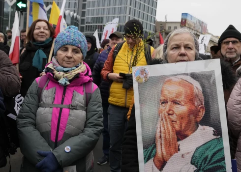 Polijā tūkstošiem cilvēku demonstrācijā aizstāv Jāņa Pāvila II reputāciju