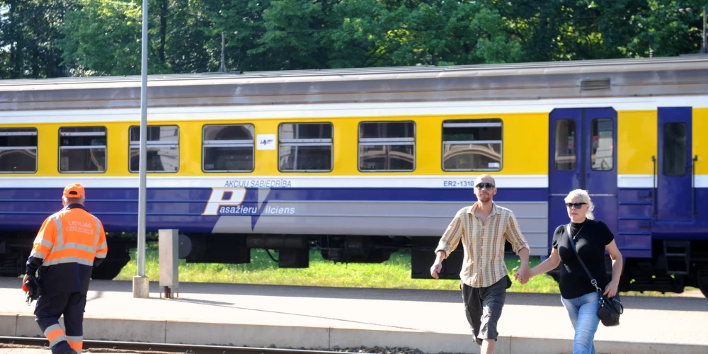 Pasažieru vilciens Jūrmalas Asaru stacijā.