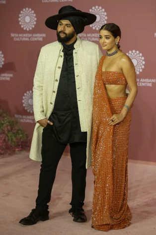 Индийский модный дизайнер Куналь Равай с супругой