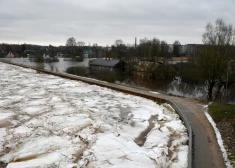 На этой неделе сильных дождей не прогнозируется, и подъем уровня воды в Даугаве замедлится, однако поймы реки будут затоплены еще долго