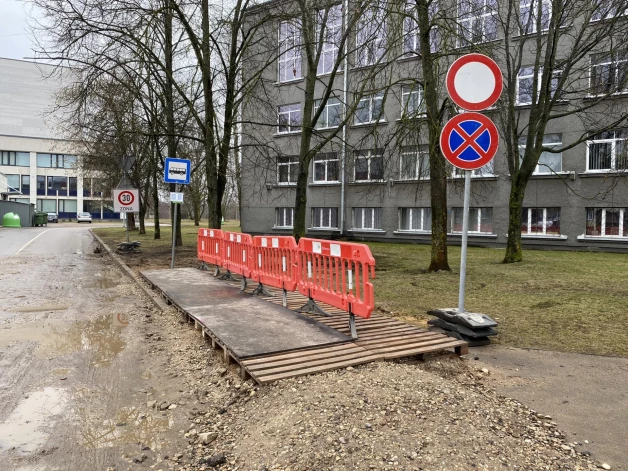 Daugavpilī pagaidu Miera iela autobusu pieturvietas “labiekārtojums” daudziem pilsētniekiem rada nepatīkama pārsteiguma izjūtas.