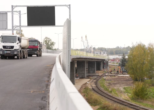 Notiek Sarkandaugavas satiksmes pārvada slogošana, lai pārbaudītu tā gatavība satiksmes atvēršanai.