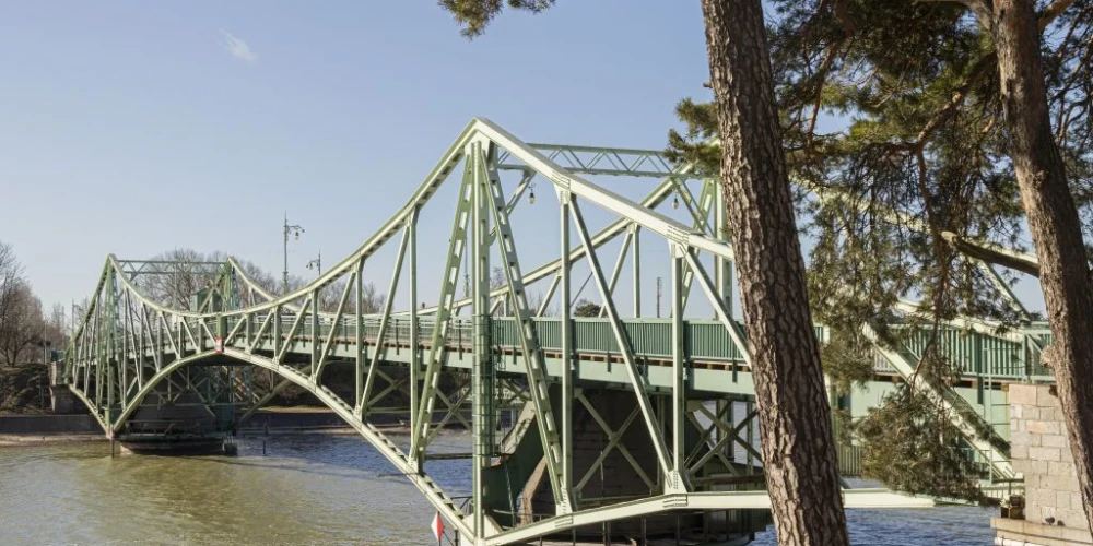 Unikālajam Kalpaka tiltam Liepājā uzstādīs aizsargierīces 