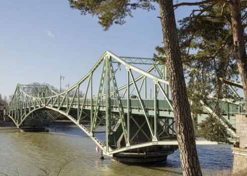 Unikālajam Kalpaka tiltam Liepājā uzstādīs aizsargierīces 